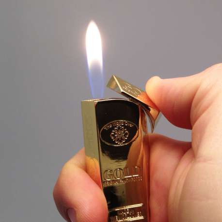 briquet en or avec une flamme